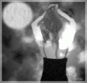 Mujer que mira la luna