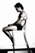   HOMBRE SILLA 1